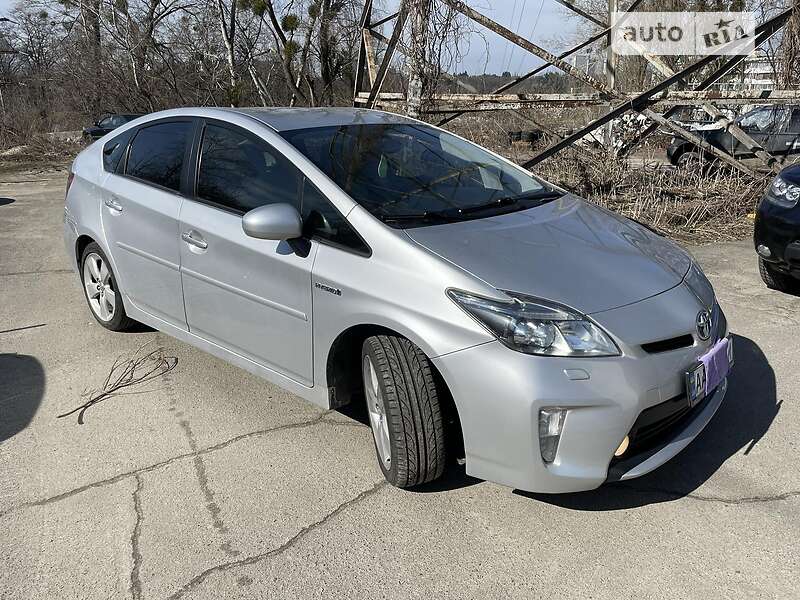 Хэтчбек Toyota Prius 2014 в 