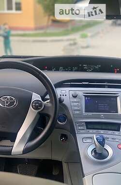 Хэтчбек Toyota Prius 2014 в 