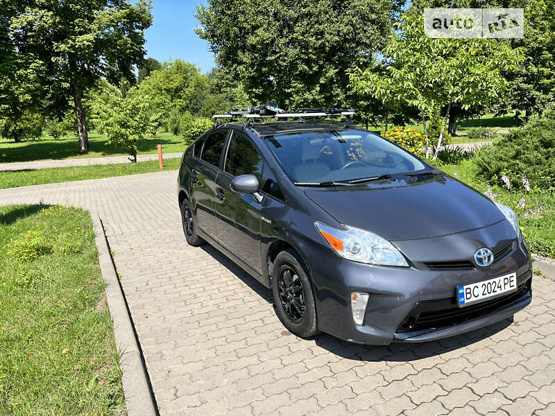 Хэтчбек Toyota Prius 2014 в 