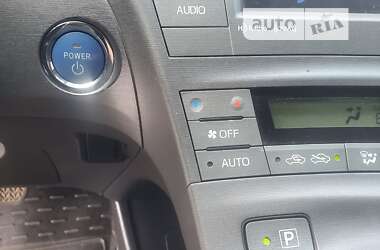Хэтчбек Toyota Prius 2012 в 