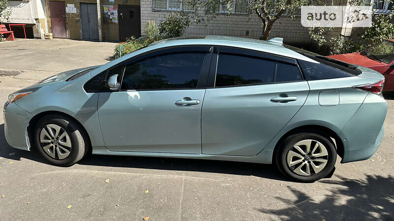 Хэтчбек Toyota Prius 2017 в 