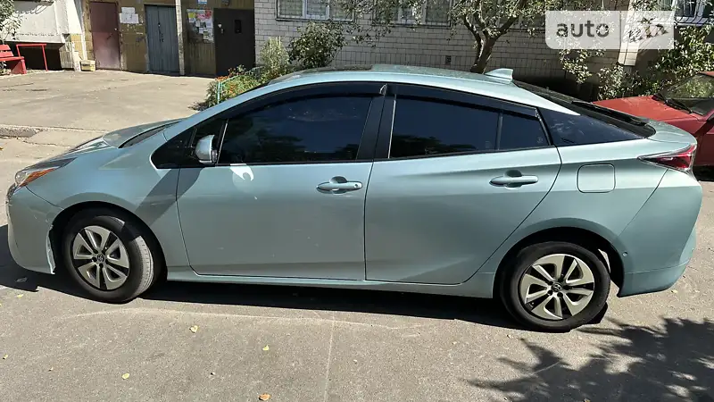 Хэтчбек Toyota Prius 2017 в 