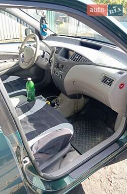 Седан Toyota Prius 2001 в 