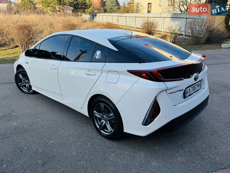 Хетчбек Toyota Prius 2017 в Києві