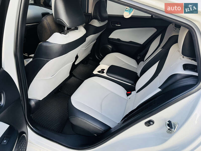 Хетчбек Toyota Prius 2017 в Києві