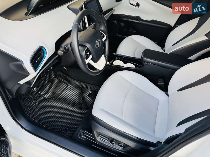 Хетчбек Toyota Prius 2017 в Києві