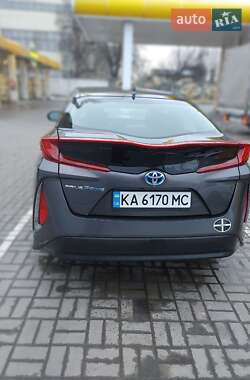 Хэтчбек Toyota Prius 2018 в 