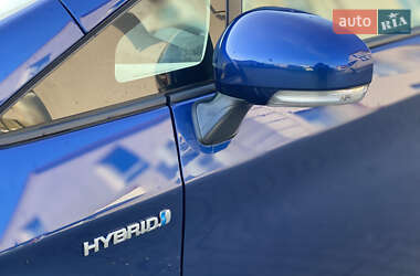 Хэтчбек Toyota Prius 2010 в 