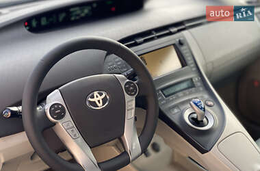 Хэтчбек Toyota Prius 2010 в 