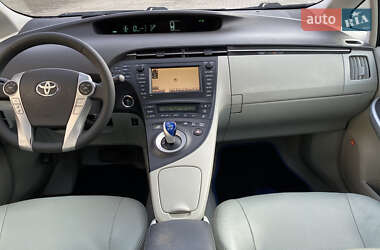 Хэтчбек Toyota Prius 2010 в 