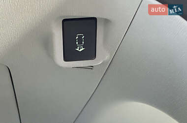 Хэтчбек Toyota Prius 2010 в 