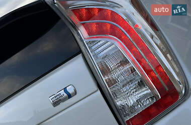 Хэтчбек Toyota Prius 2012 в 
