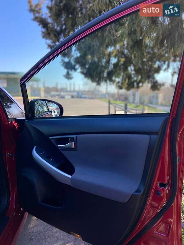 Хэтчбек Toyota Prius 2015 в Николаеве