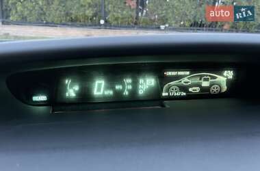 Хэтчбек Toyota Prius 2013 в 