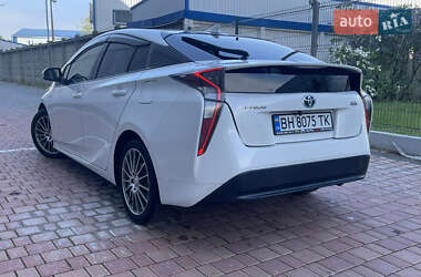 Хетчбек Toyota Prius 2017 в 