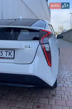 Хетчбек Toyota Prius 2017 в 