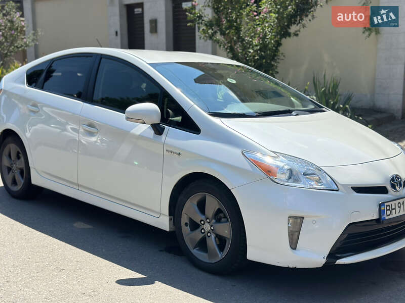 Хетчбек Toyota Prius 2014 в 
