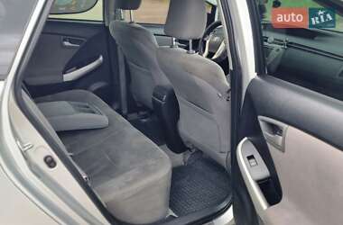 Хэтчбек Toyota Prius 2012 в 