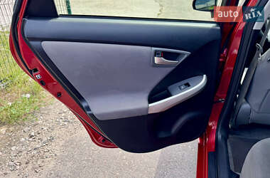 Хэтчбек Toyota Prius 2013 в 