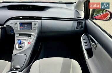 Хэтчбек Toyota Prius 2013 в 