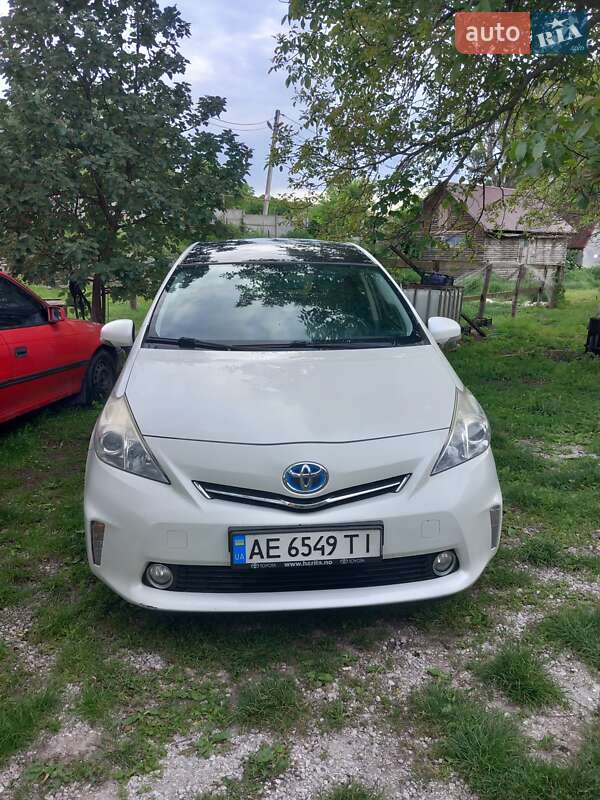 Хэтчбек Toyota Prius 2012 в 