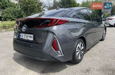 Хэтчбек Toyota Prius 2017 в 