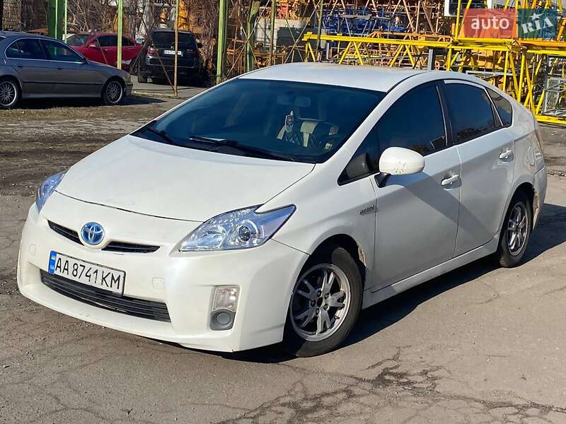 Хэтчбек Toyota Prius 2010 в 
