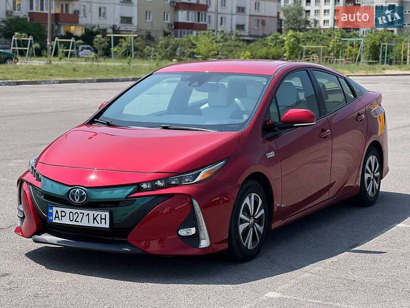 Хэтчбек Toyota Prius 2017 в 