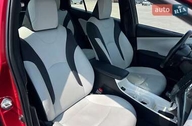Хэтчбек Toyota Prius 2017 в 