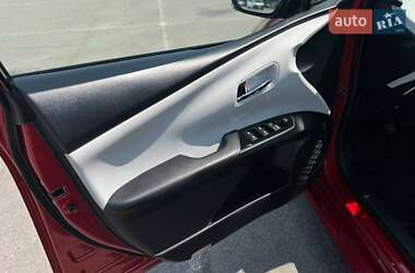 Хэтчбек Toyota Prius 2017 в 