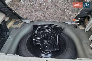 Хэтчбек Toyota Prius 2014 в 