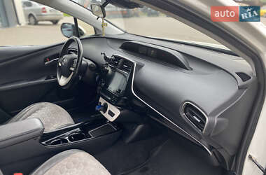 Хэтчбек Toyota Prius 2017 в 
