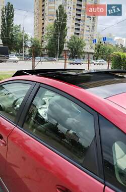 Хэтчбек Toyota Prius 2014 в 