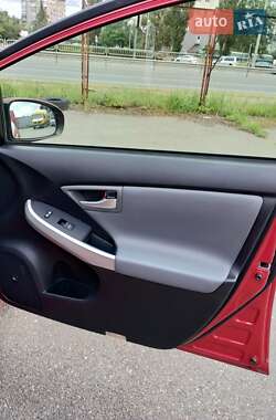 Хэтчбек Toyota Prius 2014 в 