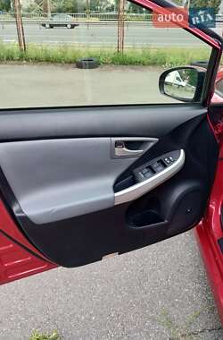 Хэтчбек Toyota Prius 2014 в 