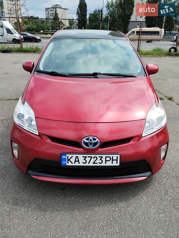 Хэтчбек Toyota Prius 2014 в 