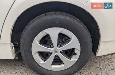 Хэтчбек Toyota Prius 2014 в 