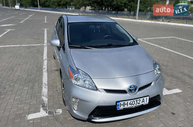Хэтчбек Toyota Prius 2014 в 