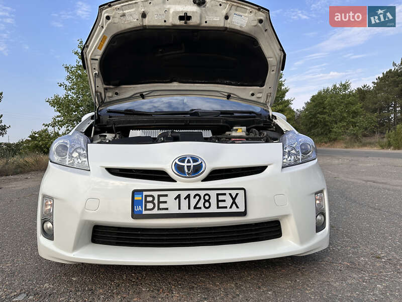 toyota_prius__606086590fx.jpg