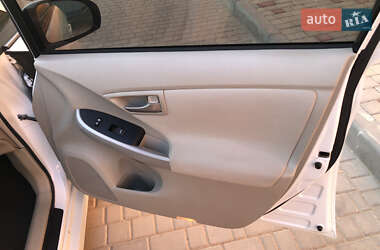 Хэтчбек Toyota Prius 2012 в 