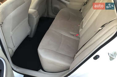 Хэтчбек Toyota Prius 2012 в 