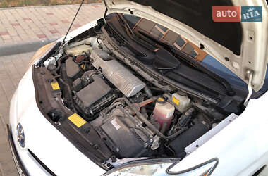 Хэтчбек Toyota Prius 2012 в 