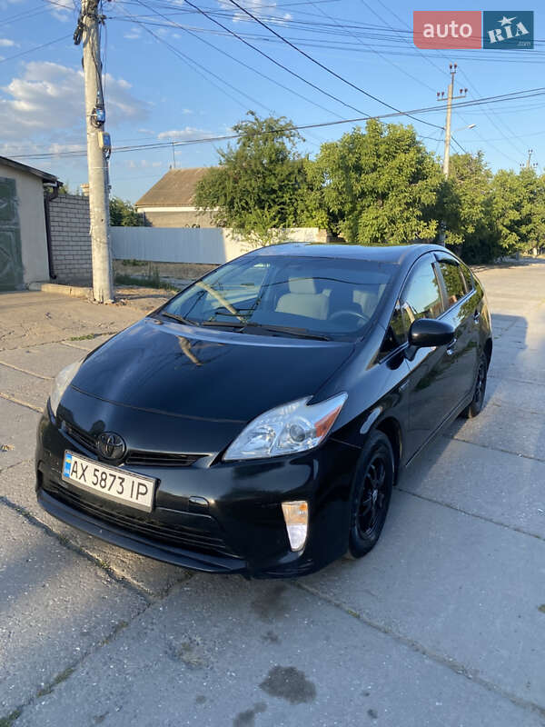 Хэтчбек Toyota Prius 2015 в 