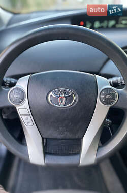 Хэтчбек Toyota Prius 2015 в 