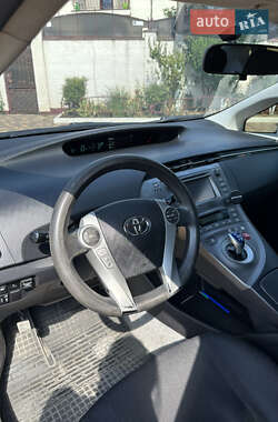 Хэтчбек Toyota Prius 2013 в 