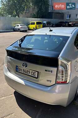Хэтчбек Toyota Prius 2013 в 