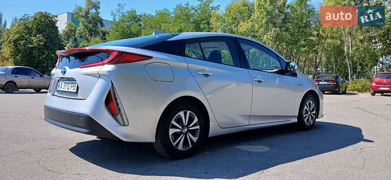 Хэтчбек Toyota Prius 2017 в Харькове