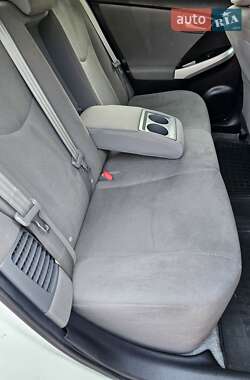 Хэтчбек Toyota Prius 2014 в 
