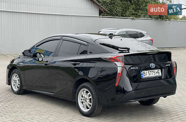 Хэтчбек Toyota Prius 2016 в 