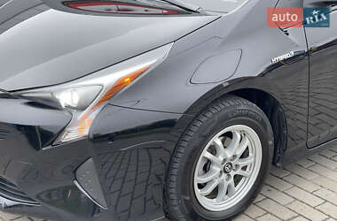 Хэтчбек Toyota Prius 2016 в 